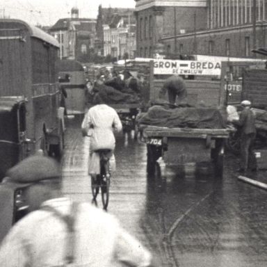 Kenteken: A 5704; Vrachtwagen, foto: still uit "Verkeersfilm", C. van der Mei, 1934, coll. GrA (2209-0176)