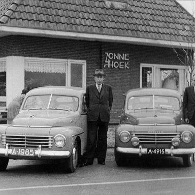 Kenteken: A 1985; Middelstum, vader en zoon M.J. van Til en H.M. van Til. Ieder met zijn eigen Volvo, foto:  J. Groenveld