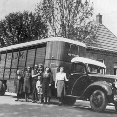 Kenteken: A 15830; Ford, v.l.n.r: Coba van Dijk, Geertje van Dijk met op de arm Gerda van Dijk, Finna van Dijk, Pieter van Dijk,  foto: collectie transportnostalgie.punt.nl
