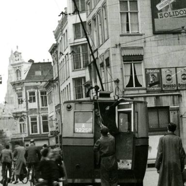 Kenteken: A 32258; Groningen, halte ADC  trolleybus, trolleys gaan omhoog, 26-05-1944 (2139-30)