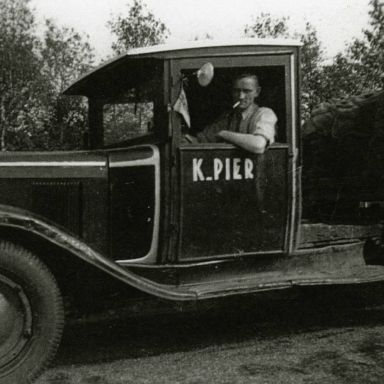 Kenteken: A 2682; Klaas Pier in zijn Chevrolet vrachtwagen, foto: archief W. Mollema