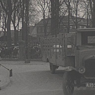 Kenteken: A 1926; Ford, Veemarkt Groningen, ca. 1930, foto: still uit GAVA AV0022