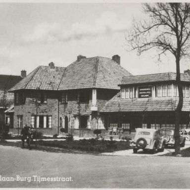 Kenteken: A 14709; Opel Olympia bij Pension Bosch en Zon, Emmen, Boschlaan-Burg.Tijmesstraat, ca. 1940, foto: collectie Drents Museum (DM0210011406)
