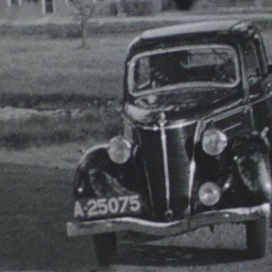 Kenteken: A 25075; Ford Tudor, foto: Still uit GAVA-film AV7692