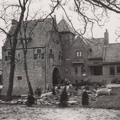 Kenteken: A 10233; Middelstum, poortgebouw van de borg Asinga ca. 1925  (818-9888); Fotograaf: W. F. Pastoor