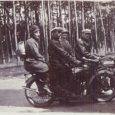 Kenteken: A 4671; Marten Bok en Jantina Westendorp met hun vrienden Derk van Aalderen en Hendrika Borgers in Appelscha, ca. 1925, foto: M. J. Bok