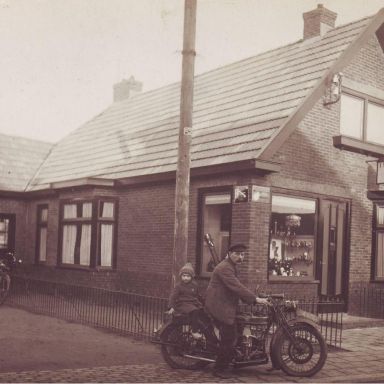 Kenteken: A 6982; Tonko Mulder en dochter Trijn op de Douglas, voor zijn woning, Hoofdstraat, Finsterwolde, 1931, foto: H. Stuut