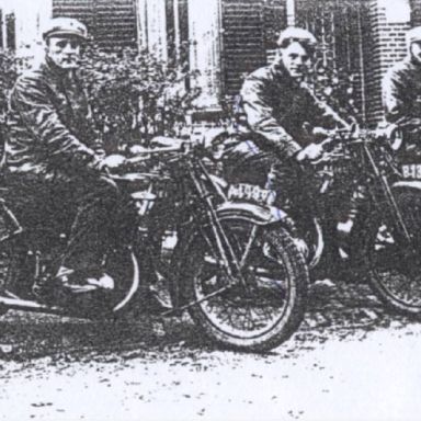 Kenteken: A 14941; Links: A-14941, Berend van Hoorn, midden: B-13571, Eeltje Dijkstra uit Siegerswoude, rechts: Jitse Haarsma