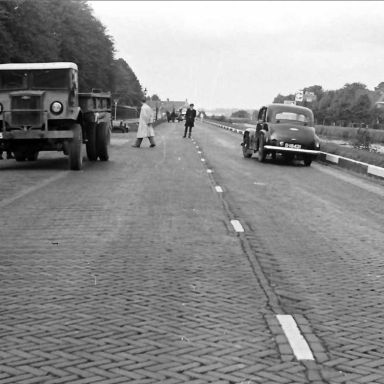 Kenteken: A 30585; Chevrolet, Verkeersongeval bij de hoofdingang van de J.W.F. kazerne aan de Vaart ZZ in Assen, 04-10-1949 foto: L. Huizinga