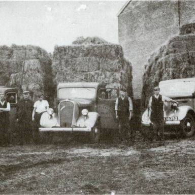 Kenteken: A 4643; Opslagloodsen voormalige fabriek "Erika". V.l.n.r: v.d Laan, H. Fruitema, Max Fruitema, M.F. Engels en W. Engels, foto: "Uit Pekela's verleden" pag. 192 (1769-9257)