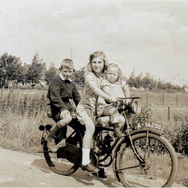 Kenteken: A 14298; Els Slagter op de motorfiets, foto: E. Knollema-Slagter