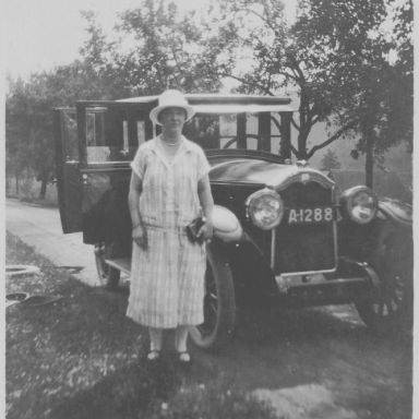 Kenteken: A 1288; Wilhelmien Takkenburg naast de Buick van haar broer Henricus Wilhelmus Takkenburg, ca 1925, foto: J.P.A. Wortelboer (2437-6606)
