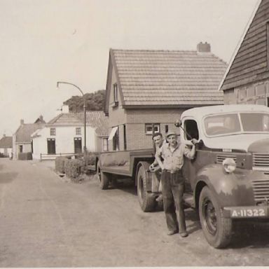 Kenteken: A 11322; Dodge met Arend Wegman en Melis Burgler, foto: archief J. W. en E. Burgler