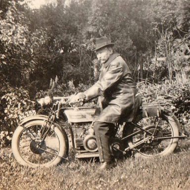 Kenteken: A 2255; Foeko Meihuizen op zijn Douglas motor, juni 1928, foto: A. de Haan