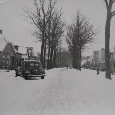 Kenteken: A 27280; Assen. Steendijk, foto genomen vanaf de kruising met de Pelikaanstraat richting oost (Rolde), ca. 1939, foto: K. P. Timmer; Fotograaf: A. Timmer