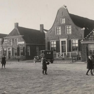 Kenteken: A 4685; De auto bij de 'De Pijp' in Farmsum, ca. 1928, foto: T. Groenewold