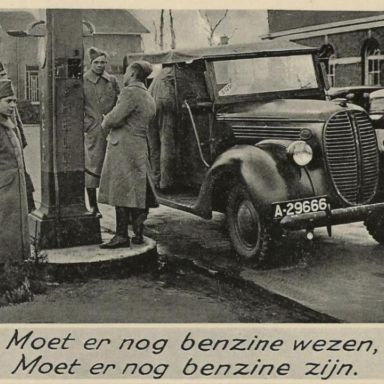 Kenteken: A 29666; Ford V8, 1939, foto: uitgave  Foka Adelheidstraat 56, Den Haag, collectie Heemkunde kring Gemert (hkk10961)