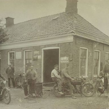 Kenteken: A 9165; Indian, Smederij Stitswerd, ca. 1926, foto: Historische Kring Noordelijk Hunsingo, collectie G. de Boer (gdb-188)