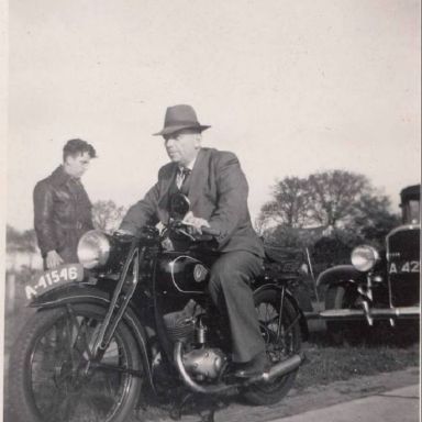 Kenteken: A 41546; Staand: Petrus Rutgers, Thomas Rutgers zit op de DKW motor, foto: J. A. Leenes