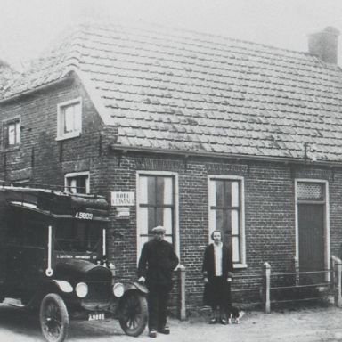 Kenteken: A 9809; Bode Lantinga met zijn T-Ford, die hem bij inruil fl. 450,- kostte, foto: archief W. Mollema.
