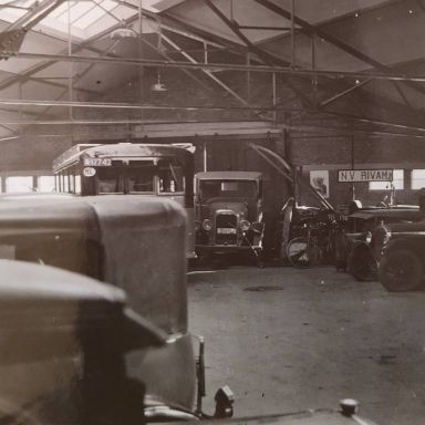 Kenteken: A 17049; Auto's in loods van NV Rivam (Rijtuig Inrichting voor Auto Mobielen) te Winschoten (Julianastraat), foto: R. M. van Wijk