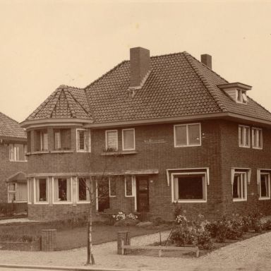 Kenteken: A 24109; Haren, Hortuslaan, 1932 (2687-1368); Fotograaf: W.F. Pastoor