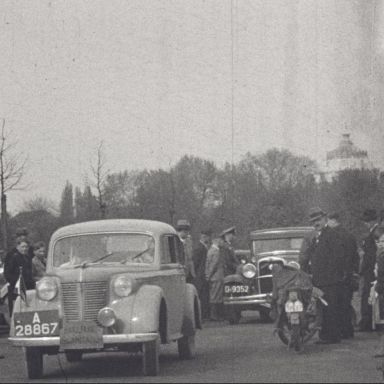 Kenteken: A 28867; Opel na de finish van de van de Harz-ralley, 30-04-1939, foto: still uit Harz-film, 1939, coll. GrA (2209-AV21967)