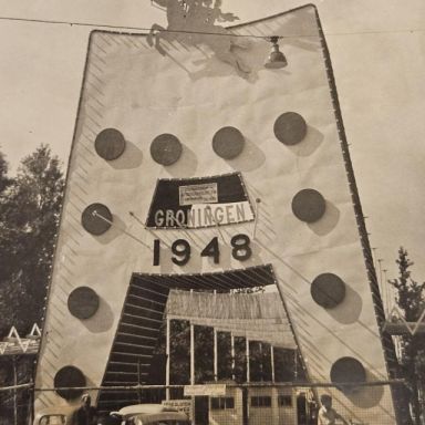 Kenteken: A 30723; Groningen, Stadspark, ingang van de tentoonstelling 'Groningen 1948', foto: archief Dagblad van het Noorden; Fotograaf: Folkers, E.