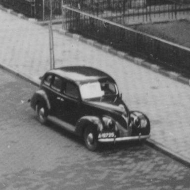 Kenteken: A 19725; Ford V8 met verduisterde koplampen, ca. 1941, foto: T. Groenewold