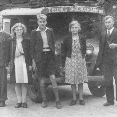 Kenteken: A 16361; Ford V8, 1934, foto: Historische Vereniging gemeente Bedum (NL_HBED_0_1353)