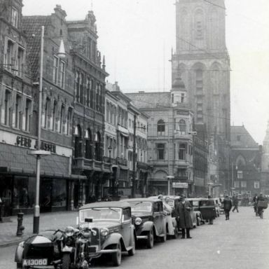 Kenteken: A 13060; Harley Davidson, Grote Markt, Groningen ca. 1928 foto: H. Renkema