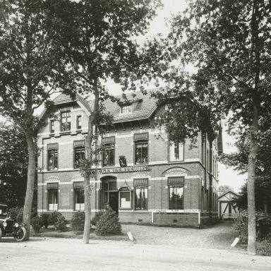 Kenteken: A 10105; Ford T, Slochteren, gemeentehuis, 1925 (818-13657)