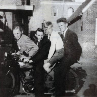 Kenteken: A 27791; Germaan, Beilen augustus 1939, 2e van links Ido Hunse, foto: Clubmededelingen nr. 307, oktober 1989, Veteraan Motoren Club