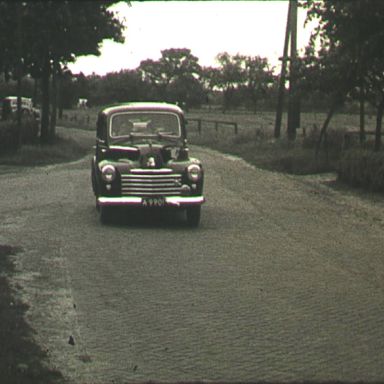 Kenteken: A 9901; Vauxhall, foto: still uit de film "Tocht Ouden van Dagen gemeente Termunten", Friedel Tahl, Foto Modern Winschoten, 06-1952, coll. GrA (2209-AV7016)