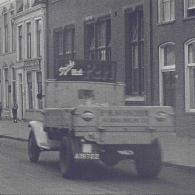 Kenteken: A 19722; Ford, foto: still uit "Verkeersfilm", C. van der Mei, 1934, coll. GrA (2209-0176)