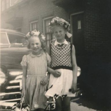 Kenteken: A 43313; Links Sjouktje en rechts Grietje Modderman in de Van Ewsumstraat voor Chevrolet van dr. Boetes, foto: Historische Vereniging Hoogkerk  (00149)