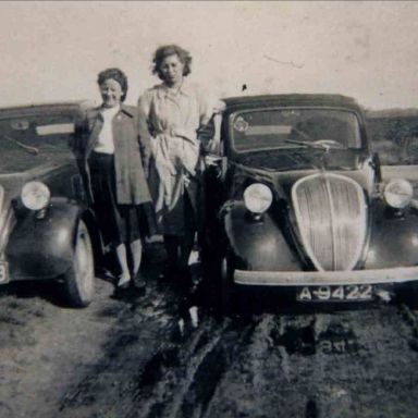 Kenteken: A 36783; 2x Fiat Topolino, Griet Huizinga, Janna Veenwijk- Knol en Job Veenwijk, foto: archief W. Mollema