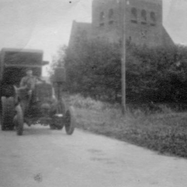 Kenteken: A 23978; Tractor, Dorpsweg, Garmerwolde, bestuurder Koning, tevens machinist van de Dorsmachine van "Ons Belang", foto: HIstorische Commissie Garmerwolde (239)