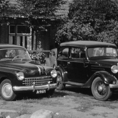 Kenteken: A 9871; Fiat 1400, Vlagtwedde, 1952, foto: still uit de film "De V.B.B. biedt aan", 1952, D. Schuitemaker, coll. GrA (2209-AV20037)