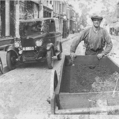 Kenteken: A 9603; Chevrolet met rechts Andries Vrieswijk achter de turfkar, Coevorden, 1930,  bewerkte foto van <a href='https://adawaninge.nl/2022/04/09/9-april-straatbeeld/' target='_blank'>adawadinge.nl</a>