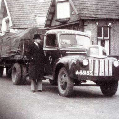 Kenteken: A 35135; Henk Jonker naast de Ford, bron foto:  "Jonker Vijfenzeventig jaar in beweging." (1957-25777)