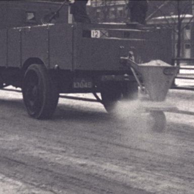 Kenteken: A 13045; foto: still uit de film "Rondom de Martini", C.R. Tiddens, 1939-1949, coll. GrA (2209-AV0312)