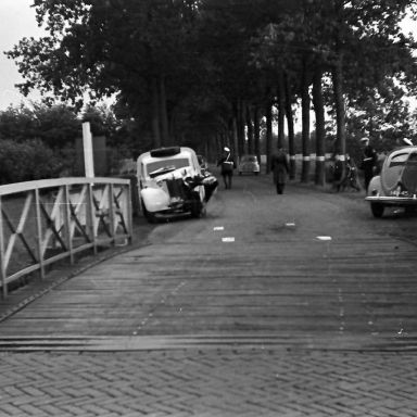 Kenteken: A 14845; Volkswagen, ongeval Brug over Deurzerdiepje ofwel Deurzerbrug bij Assen, 03-07-1950 foto: L. Huizinga