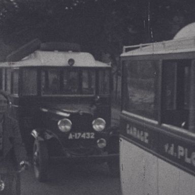 Kenteken: A 17432; Renault, foto: still uit de film "Diversen familie", van G. Molenaar, jaren '30, coll. GrA (2209-AV14913)