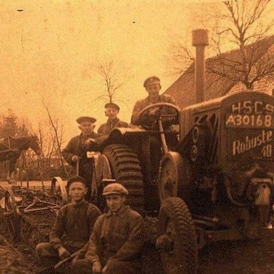 Kenteken: A 30168; Het ontginnen van heideveld met de HSCS le Robuste tractor in het Steenbergerveld te Roden, jaren '40, foto: collectie HV Roon (RV92830240)