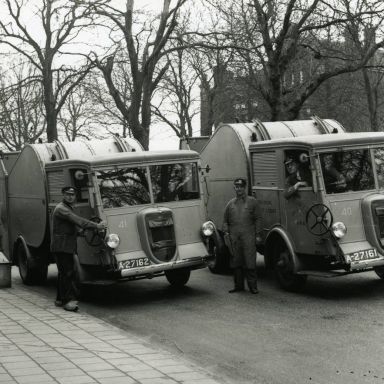 Kenteken: A 27162; Ford V8, Ubbo Emmiussingel, foto: archief Gemeentereiniging (1475)