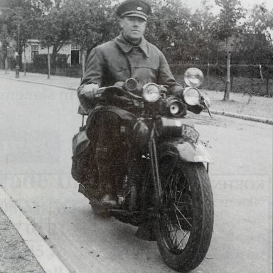Kenteken: A 18787; Hendrikus van Dam op de Harley Davidson, Middelhornsterweg in Haren, foto: Clubmededelingen nr. 464, november 2002, Veteraan Motoren Club