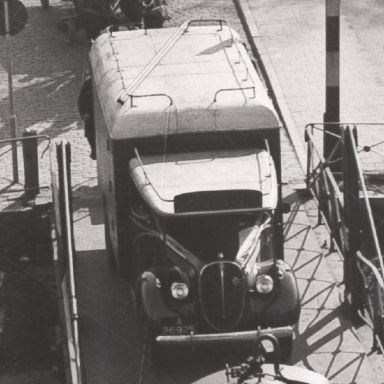 Kenteken: A 26925; Ford V8, Groningen, provinciale Damsterbrug 1939, foto: uitsnede 1785-27571.jpg
