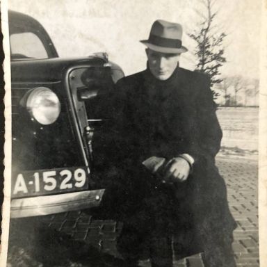 Kenteken: A 1529; Jacob Jarg Pettinga voor de Ford, foto: J J Pettinga