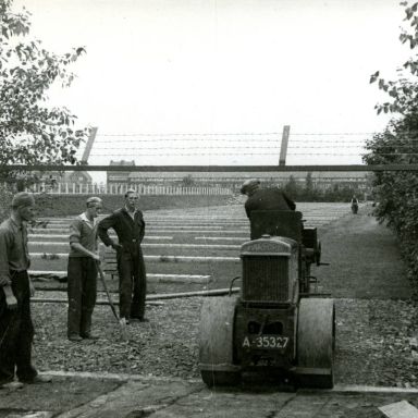 Kenteken: A 35327; Barford wals, voetbalveld Oosterpark 1948, foto uit archief Dienst Openbare Werken (1458-5-10)